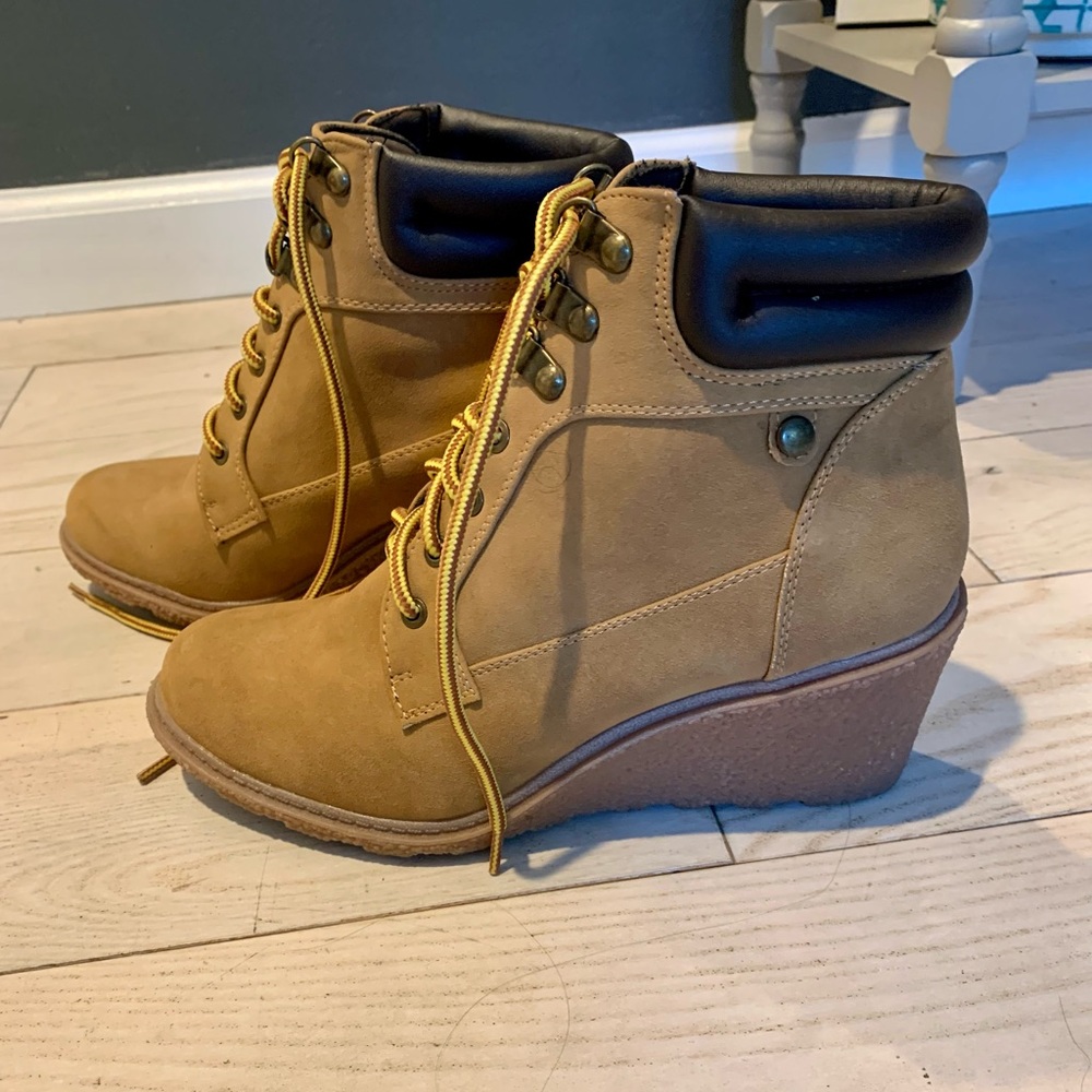 Wedged boots